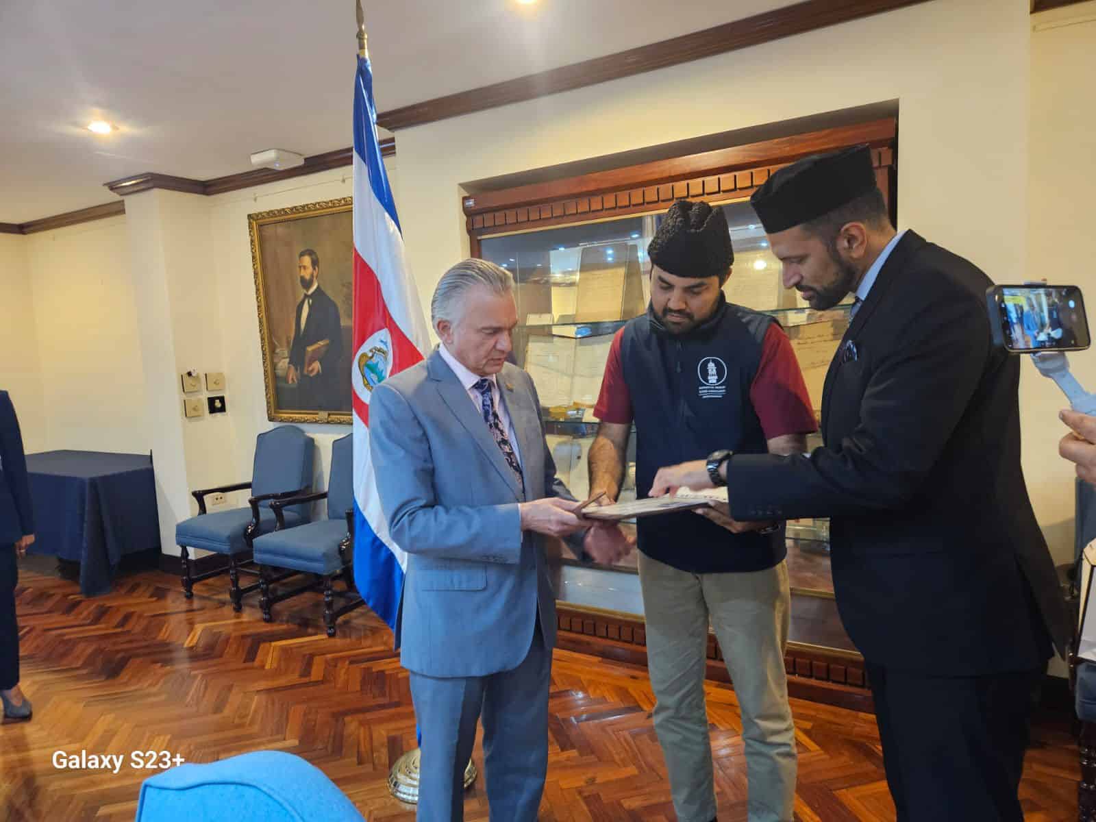 Historic Meeting in Costa Rica: Chancellor Receives Letter and Holy Qur’an from Huzur (aba)